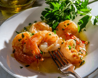 Camarões ao alho com um toque extra de sabor, a receita para saborear sem gastar muito com frutos do mar