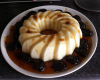 Manjar branco com calda de ameixas