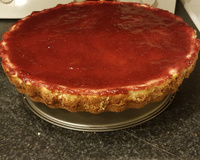 Cheesecake com molho de morangos