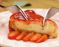 Torta de chocolate branco com calda de morango