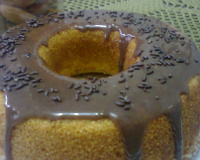 Bolo de fubá com calda de chocolate
