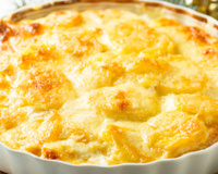 Esse acompanhamento gratinado que aprendi com a minha mãe vai bem com carne ou frango (eu gosto até puro!)