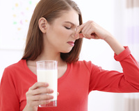 Como saber se o leite azedou? Nutricionista dá conselho CERTEIRO!