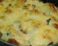 Brócolis com batata e pernil suíno gratinado