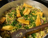 Baião de dois com carne de sol, aipim e queijo coalho frio.