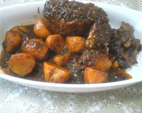 Carne assada com batatas douradas