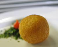 Bolinho de mandioca com recheio de carne seca
