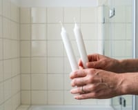 Passar uma vela nas juntas dos azulejos do banheiro: por que é recomendado e como evita o mofo por meses