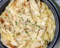 Fácil, rápido e muito delicioso para o almoço de domingo: macarrão cremoso com isca de frango (ou carne!) simples de fazer e delicioso