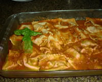 Ravioli de carne com molho bolonhesa