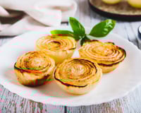 Você nunca comeu uma cebola preparada desse jeito: manteiga, água e mel, direto ao forno!