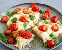 Chega de frango sem graça na frigideira: esse filé de frango caprese é suculento e muito fácil de fazer