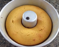 Bolo de cenoura com calda de chocolate que derrete na boca