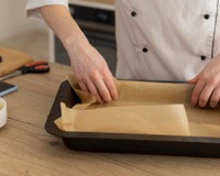 Por que chefs do mundo todo umedecem o papel manteiga antes de usá-lo na cozinha?