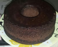 Bolo de chocolate de microondas com calda de falso brigadeiro