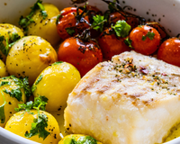 Tilápia assada com batatas, o prato econômico de peixe assado para fazer sucesso em família