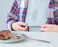 Fiz e deu certo: misture esses dois produtos de limpeza para remover manchas antigas de óleo da roupa