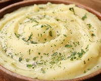 Os chefs concordam: "Um purê de batatas mais cremoso não exige mais manteiga, mas sim uma técnica de amassamento diferente."
