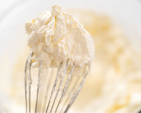 Como fazer chantilly com creme de leite sem errar: versão caseira é perfeita para o preparo das suas sobremesas