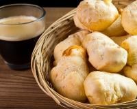 Café cremoso com pão de queijo de frigideira: 2 receitas simples para fazer um café da manhã em 15 minutos