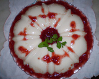 Manjar branco com calda de morango