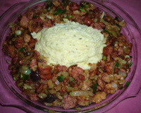 Picadinho de linguiça com purê da batatas