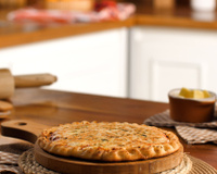 Pizza de pão de alho na frigideira 