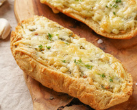 Esse é o pão de alho mais perfeito do mundo: seu churrasco de domingo não pode ficar sem essa receita!
