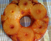 Bolo de abacaxi caramelizado muito simples