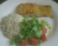 Salmão grelhado com molho de maracujá