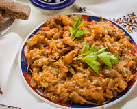 Essa salada marroquina com 4 ingredientes finalmente dará sabor às suas abobrinhas!