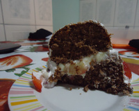 Bolo de chocolate com morangos