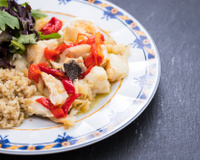 Lascas de bacalhau assadas acompanhada de salada de folhas