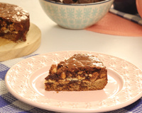 Bolo brownie com cookie