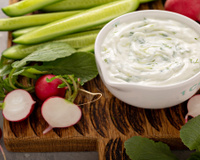 Pronto em 2 minutos: molho cremoso de iogurte rápido e versátil com apenas 4 ingredientes