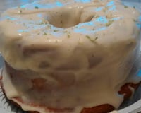 Bolo de iogurte com cobertura de leite condensado e limão