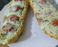 Baguete recheada com bacon e queijo