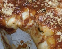 Lasanha 3 queijos simples com molho vermelho