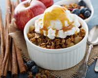 Sobremesa express: crumble de maçã macio e crocante no micro-ondas pronto em 3 minutos
