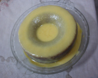 Bolo amarelo de abacaxi com calda de laranja