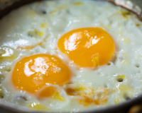 O ingrediente enlatado que leva os ovos fritos a outro nível