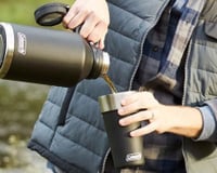 Garrafa Growler Coleman de 1,9L entra em oferta e mantém bebidas geladas por até 76 horas
