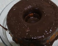 Bolo de cenoura com calda de chocolate