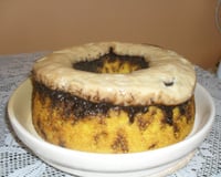 Bolo de cenoura com cobertura de leite condensado cozido e granulado