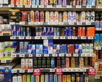 Quantas xícaras de café uma lata de Red Bull, Monster e outras bebidas energéticas realmente equivalem?