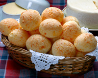 Pão de queijo com polvilho azedo no liquidificador é a receita de lanche rápido e gostoso que você estava procurando!