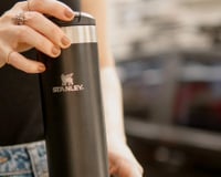 A Stanley que cabe na bolsa: garrafa térmica AeroLight está com 40% de desconto na Amazon