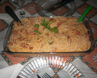 Macarrão com linguiça ao molho de requeijão