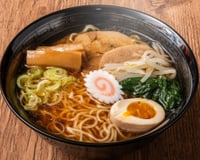 Lámen japonês com lombo suíno, ovo cozido e outros