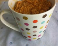 Bolo de caneca de canela com doce de leite